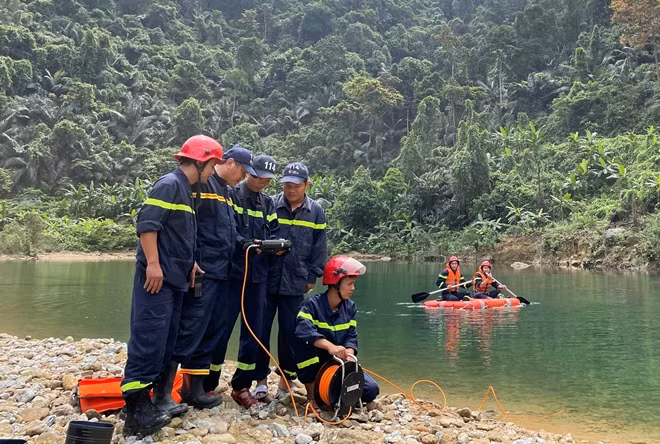 Lực lượng phòng Cảnh sát PCCC và CNCH Công an tỉnh Thừa Thiên Huế sử dụng phương tiện kỹ thuật dò dưới nước để tìm kiếm nạn nhân.
