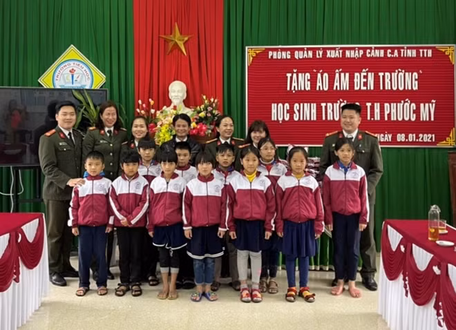 Tặng áo ấm cho học sinh trường tiểu học Phước Mỹ.