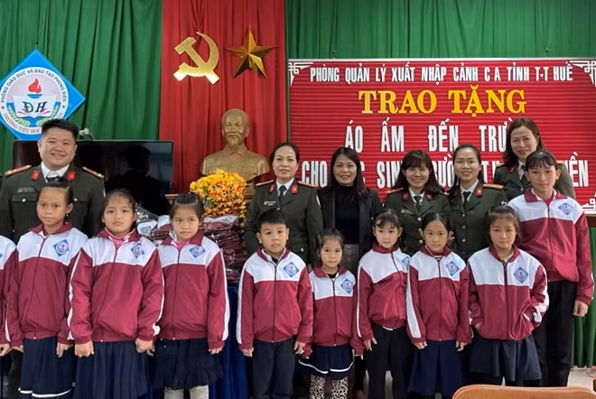 CBCS phòng Quản lý xuất nhập cảnh Công an tỉnh Thừa Thiên Huế tặng áo ấm cho học sinh nghèo ở huyện Phong Điền.