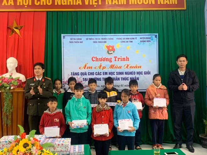 Tặng quà cho học sinh nghèo học giỏi tại trường THCS Trần Thúc Nhẫn.