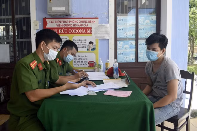 Công an thị trấn Phong Điền lập biên bản đối với tài xế Cảnh do điều khiển phương tiện vận tải vi phạm quy định phòng, chống dịch.