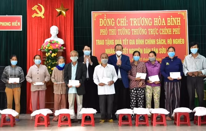 Phó Thủ tướng Thường trực Chính phủ Trương Hòa Bình và Thứ trưởng Lê Quốc Hùng trao quà Tết cho người nghèo tại xã Phong Hiền.