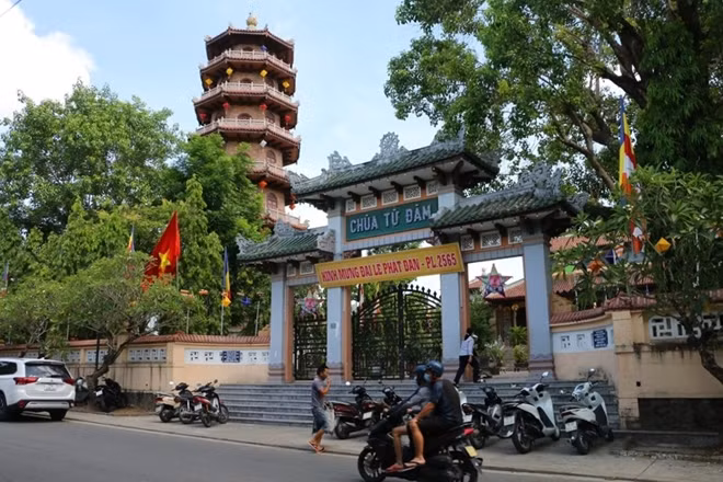 Tổ đình Từ Đàm, TP Huế. Để phòng, chống dịch COVID-19, Tổ đình hạn chế tập trung đông người trong tuần lễ Phật đản.