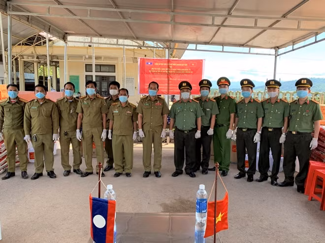 Việc trao tặng nhu yếu phẩm, vật tư, thiết bị y tế thể hiện tình cảm gắn kết keo sơn, bền chặt giữa Công an tỉnh Thừa Thiên Huế cùng Sở An ninh 2 tỉnh Salavan và Sê Kông, Lào.