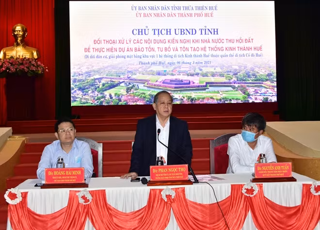 Chủ tịch UBND tỉnh Thừa Thiên Huế Phan Ngọc Thọ chủ trì buổi đối thoại.