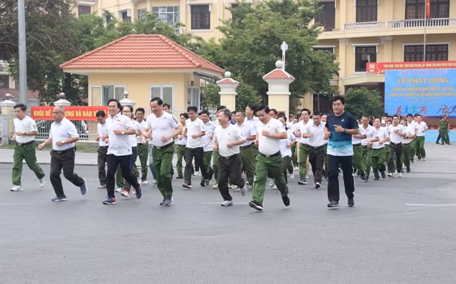 Cán bộ, chiến sĩ Công an TP Huế tham gia Ngày chạy Olympic vì sức khỏe toàn dân.