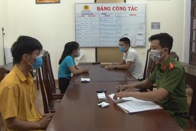 Đối tượng Nguyễn Quang Thịnh (áo vàng) và Nguyễn Thanh Phương (áo xanh) tại cơ quan Công an.