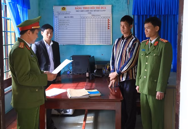 Công an huyện Phú Vang đọc lệnh bắt tạm giam đối tượng Phạm Tấn Quang (thứ 2 từ phải sang).