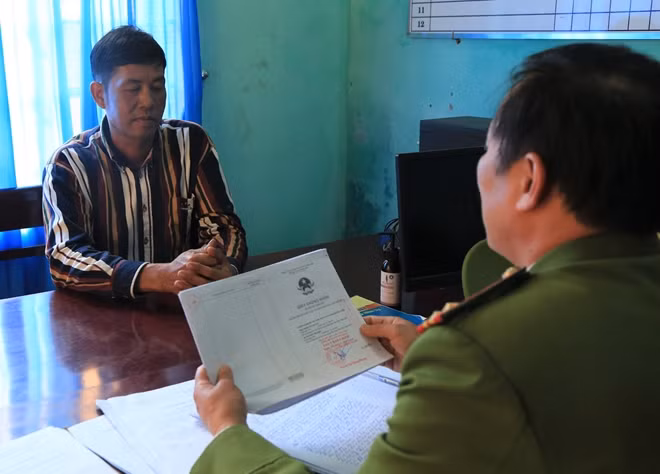 Cơ quan Công an lấy lời khai đối tượng Quang.