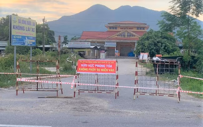 Chợ ở xã Lộc Thủy, huyện Phú Lộc, tỉnh Thừa Thiên Huế bị phong tỏa từ ngày 4/7. Ảnh: Trần Minh. Chợ ở xã Lộc Thủy, huyện Phú Lộc, tỉnh Thừa Thiên Huế bị phong tỏa từ ngày 4/7. Ảnh: Trần Minh.