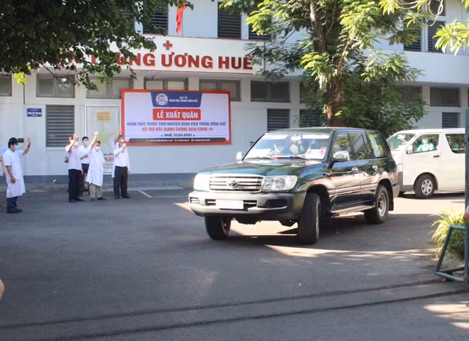 Đoàn thầy thuốc tình nguyện Bệnh viện T.Ư Huế lên đường đến tỉnh Bắc Giang.