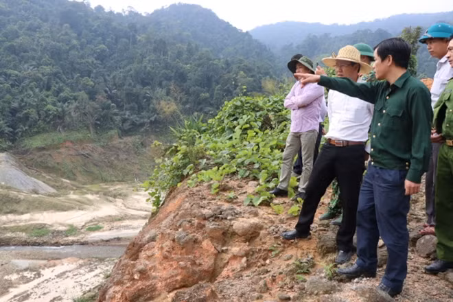 Phó Chủ tịch UBND tỉnh Thừa Thiên Huế Nguyễn Văn Phương và các đơn vị khảo sát thực địa các bãi bồi gần khu vực sạt lở thủy điện Rào Trăng 3.