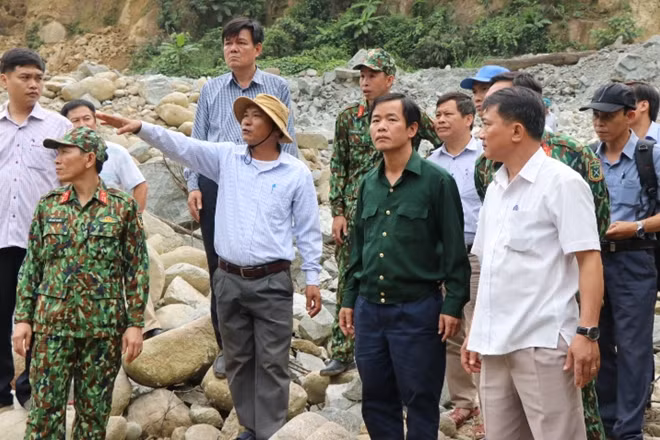 Công tác khảo sát thực địa nhằm lên phương án nối lại hoạt động tìm kiếm 11 nạn nhân còn mất tích sau vụ sạt lở tại thủy điện Rào Trăng 3.