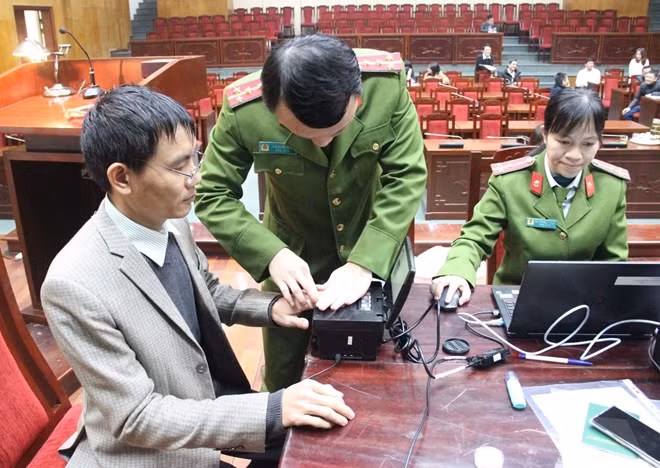 Thực hiện lấy vân tay người làm hồ sơ cấp CCCD.
