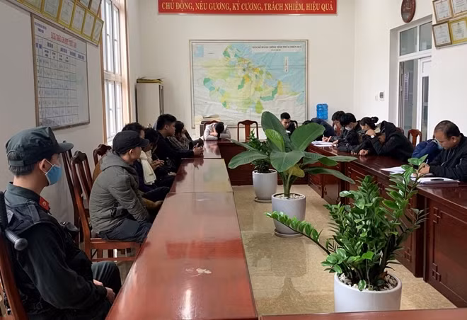 Nhóm đối tượng được đưa về trụ sở Công an để làm việc.