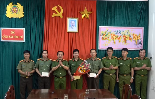 Đại tá Đặng Ngọc Sơn, Phó Giám đốc Công an tỉnh Thừa Thiên Huế trao thưởng cho ban chuyên án.