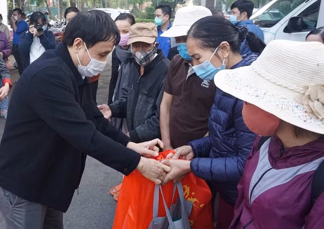 GS.TS Phạm Như Hiệp, Giám đốc Bệnh viện T.Ư Huế tặng quà Tết cho các bệnh nhân nghèo.