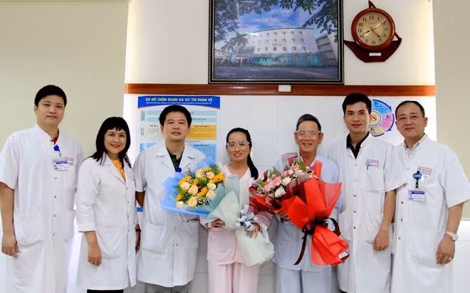 Trước khi xuất viện, hai bệnh nhân được ghép giác mạc tình nguyện làm đơn đăng ký hiến tạng.