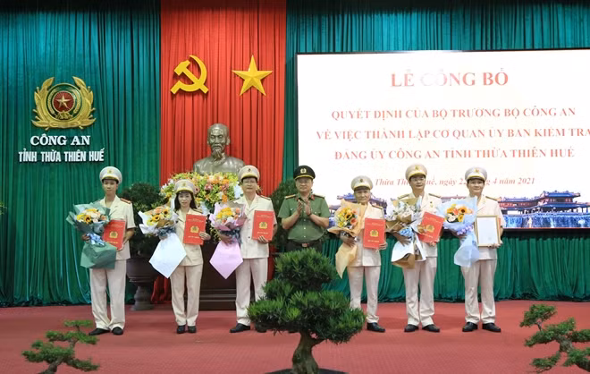 Thượng tá Nguyễn Thanh Tuấn, Giám đốc Công an tỉnh Thừa Thiên Huế trao quyết định cho các cán bộ nhận công tác tại UBKT Đảng ủy Công an tỉnh.