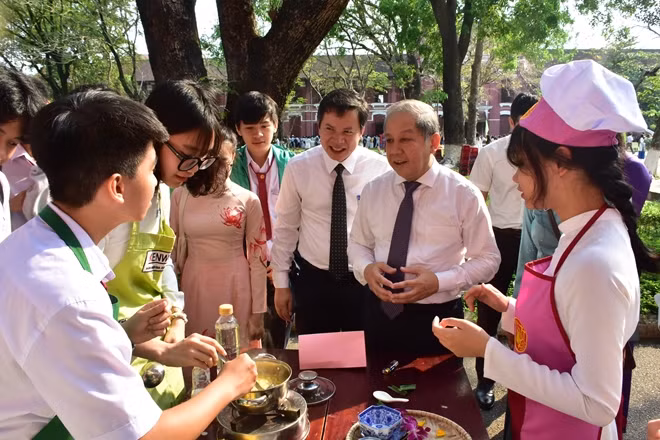 Chủ tịch UBND tỉnh Thừa Thiên Huế Phan Ngọc Thọ dự hoạt động thực hành kỹ năng gia chánh trường THPT Hai Bà Trưng, TP Huế.