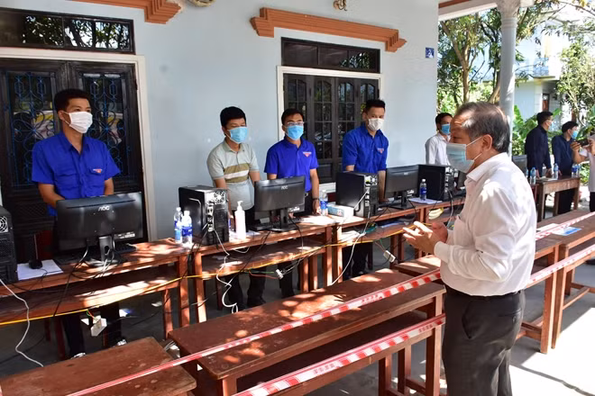 Ông Phan Ngọc Thọ động viên lực lượng tình nguyện hỗ trợ người dân khai báo y tế trên hệ thống.