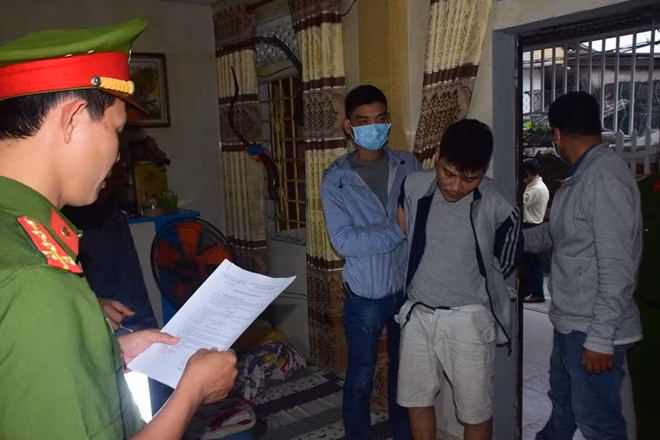 Cơ quan Công an thi hành lệnh bắt giữ đối tượng Lê Công Bình.