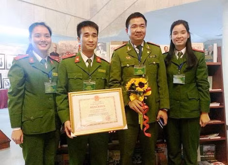 Nhóm sinh viên Cảnh sát nhân dân giành giải nhất và thầy hướng dẫn tại lễ trao giải Tài năng khoa học trẻ 2014. Nhóm sinh viên Cảnh sát nhân dân giành giải nhất và thầy hướng dẫn tại lễ trao giải Tài năng khoa học trẻ 2014.