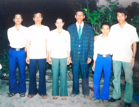 Vợ chồng ông Hiến hạnh phúc bên các con.