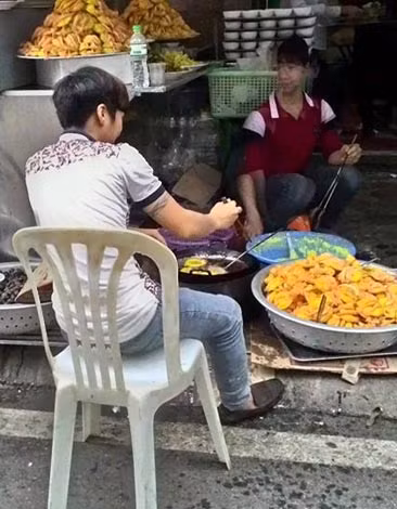 Thức ăn được chế biến ngay vệ đường, không đảm bảo vệ sinh an toàn thực phẩm. Thức ăn được chế biến ngay vệ đường, không đảm bảo vệ sinh an toàn thực phẩm.