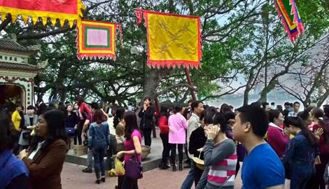 Hình ảnh tại Phủ Tây Hồ vào chiều 13 tháng Giêng. Hình ảnh tại Phủ Tây Hồ vào chiều 13 tháng Giêng.