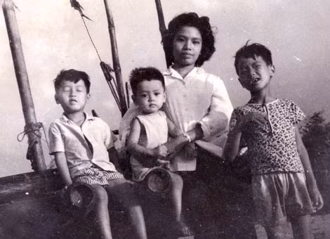 Tác giả và các con trên bãi biển Sầm Sơn. (Ảnh chụp năm 1962).