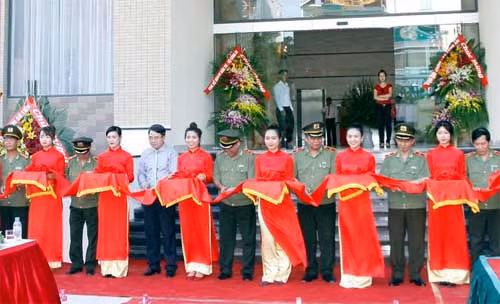 Cắt băng khánh thành và gắn biển cho công trình nhà công vụ CATP Hải Phòng. Cắt băng khánh thành và gắn biển cho công trình nhà công vụ CATP Hải Phòng.