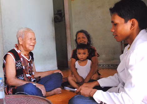 Già làng Arác truyền dạy hát lý cho cán bộ văn hóa xã Hương Sơn.