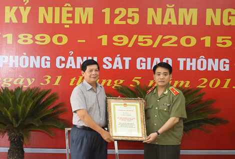 Ông Nguyễn Quốc Hùng, Phó Chủ tịch UBND TP Hà Nội đã trao Bằng công nhận Công trình kỷ niệm 125 năm Ngày sinh Chủ tịch Hồ Chí Minh.
