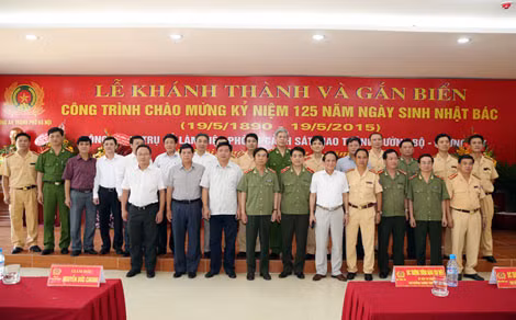 Bộ trưởng Bộ Giao thông Vận tải Đinh La Thăng; Thứ trưởng Thường trực Bộ Công an Đặng Văn Hiếu cùng các đại biểu tham dự buổi Lễ