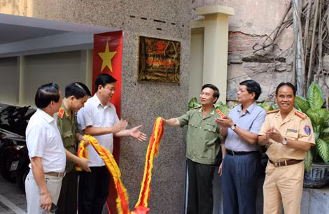 Bộ trưởng Bộ Giao thông Vận tải Đinh La Thăng; Thứ trưởng Thường trực Bộ Công an Đặng Văn Hiếu cùng các đại biểu gắn biển công trình trụ sở Phòng CSGT- công trình chào mừng kỷ niệm 125 năm Ngày sinh Chủ tịch Hồ Chí Minh.