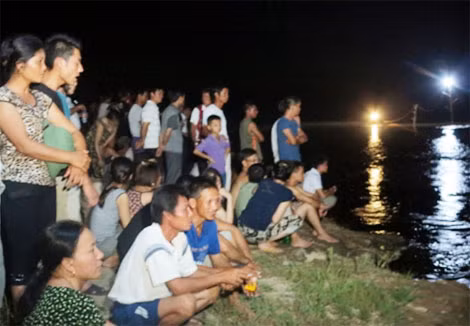 Người thân đang ngóng chờ tin tức từ lực lượng cứu hộ (Ảnh CTV).