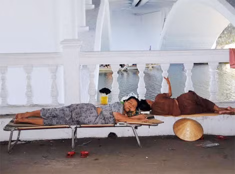 Gầm cầu Gia Hội (TP Huế) là nơi “trốn nóng” lý tưởng của nhiều người dân.