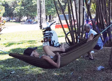 Nhiều cụ già chọn công viên Thương Bạc (TP Huế) làm điểm tránh nóng.