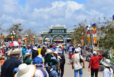 Dòng người nối nhau vào lễ Phật Bà Nam Hải.