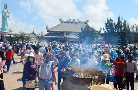 “Biển người” chen chân đi vía Phật Bà Nam Hải (Bạc Liêu).