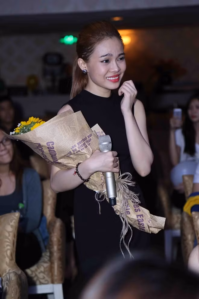 Ở phần trò chuyện cuối cùng của buổi giao lưu, Giang Hồng Ngọc lần đầu tâm sự nỗi niềm của bản thân với chia sẻ: “2 giải vàng nhận được ở 2 cuộc thi gần đây đã thực sự khiến cho tôi đổi đời. Nó không phải ở vấn đề vất chất mà đó là ghi nhận cho sự cố gắng, nỗ lực của tôi trong suốt quá trình khẳng định chính mình. Cuộc đời tôi từng trải qua những giai đoạn muốn tự tử vì tưởng chừng không vượt qua được số phận, nhưng trước sự thương yêu của quá nhiều người trong đó có fans hâm mộ tôi đã bình tâm để cố gắng hơn nữa trên con đường mình lựa chọn. Hiện tại, tôi không có phép mình ngừng nghỉ mà phải có trách nhiệm với những gì công chúng đã thương yêu và mang tới cho tôi 2 giải thưởng cao quý”.