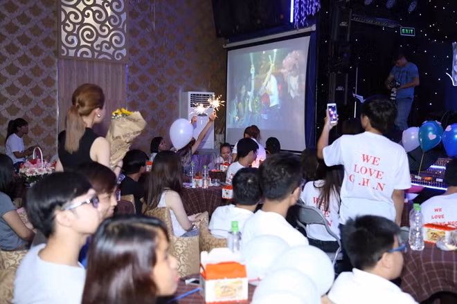 Trong khi Giang Hồng Ngọc đang trò chuyện, ca hát với khán giả ở phía dưới sân khấu. Fans hâm mộ của cô đã âm thầm phát một MV tự thực hiện ghi lại quá trình hoạt động âm nhạc của Giang Hồng Ngọc khiến cho nhân vật chính bật khóc vì không thể kiềm chế được cảm xúc.