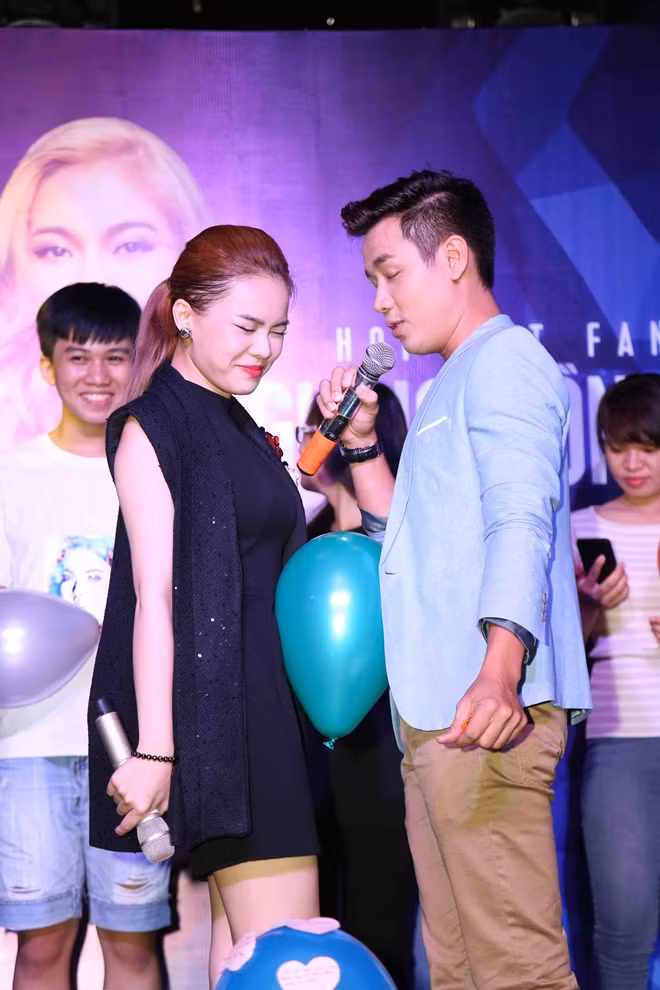 Việc bị MC Nguyên Khang “bán đứng” trước đông đảo khán giả đã khiến Giang Hồng Ngọc đỏ mặt và cười không ngớt trên sân khấu.