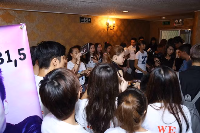 Kết thúc buổi họp fanclub, nhiều khán giả cũng ở lại để chụp hình kỉ niệm và xin kí tặng đĩa của Giang Hồng Ngọc.