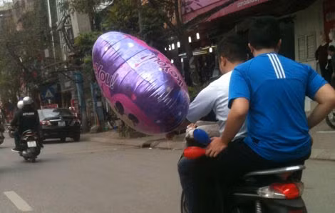 Tình trạng người dân không đội mũ bảo hiểm, vượt đèn đỏ diễn ra phổ biến trên nhiều tuyến đường ở ngoại thành Hà Nội.