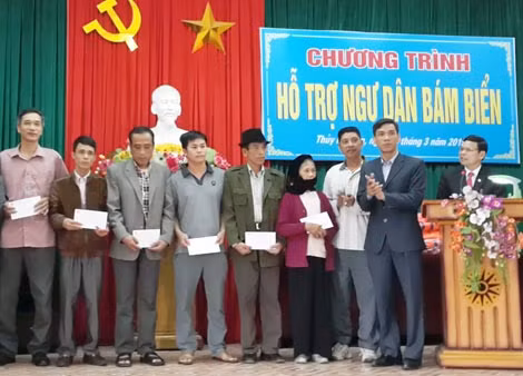 Ngư dân xã Lập Lễ nhận quà hỗ trợ. Ngư dân xã Lập Lễ nhận quà hỗ trợ.