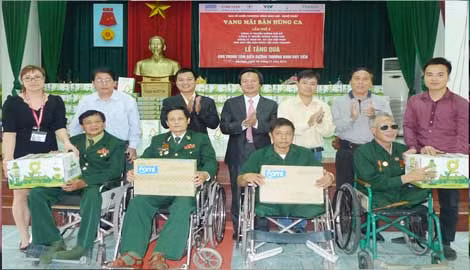 BTC chương trình thăm và tặng quà cho thương binh Trung tâm Điều dưỡng Thương binh Duy Tiên, Hà Nam.