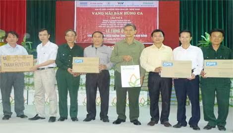 BTC chương trình đến thăm và tặng quà cho thương binh Trung tâm điều dưỡng thương binh Kim Bảng, Hà Nam.