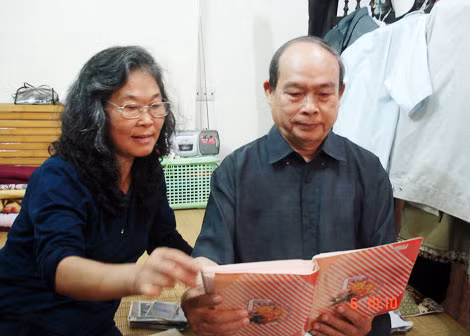 Bà Hoàng Thị Kim Xô và chồng (ông Phạm Bạn) đang lần giở những kỷ niệm.